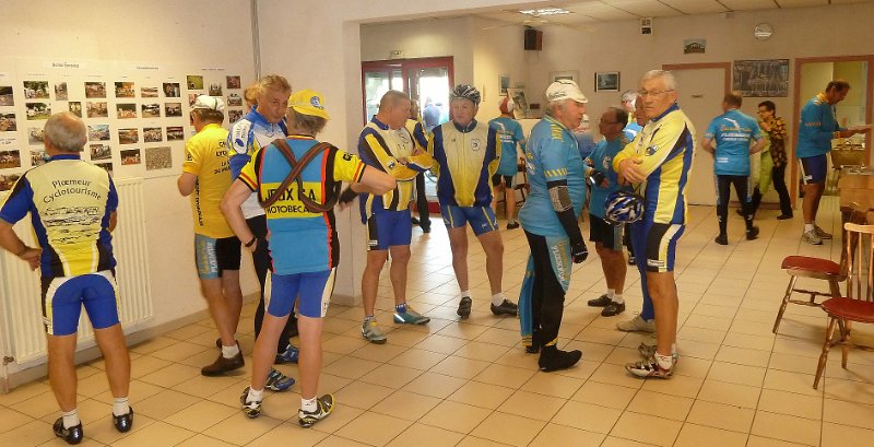 2010-10-10 04 03 On attend le depart du defile.JPG